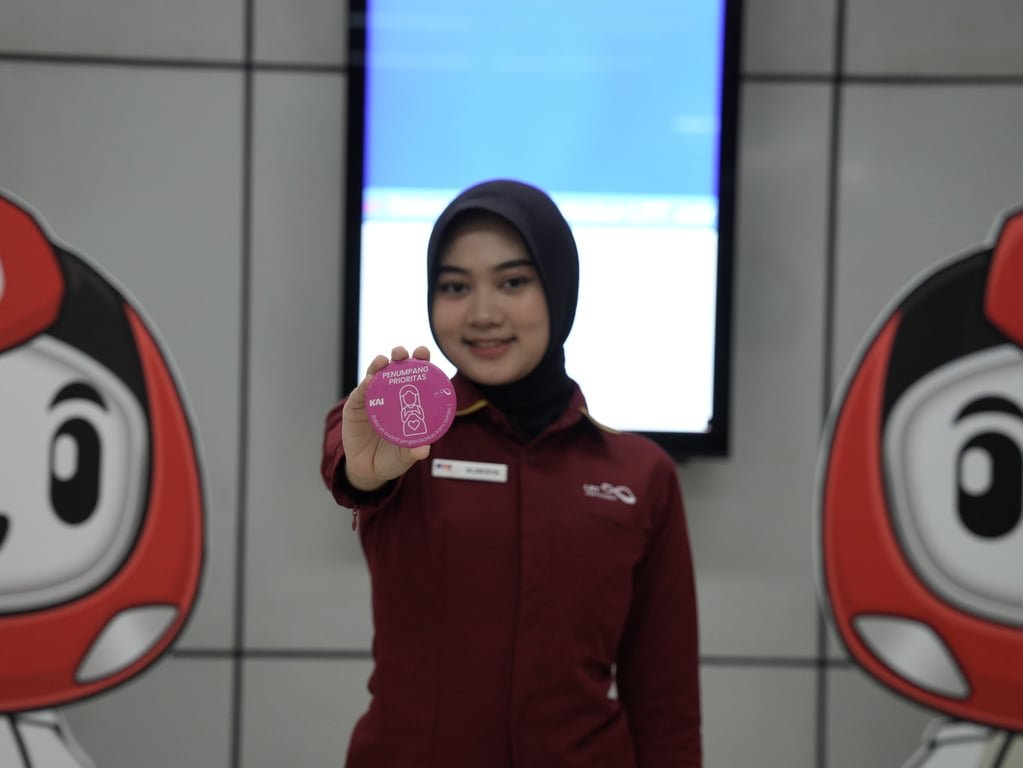 Melihat Pengguna Memakai Pin Prioritas? Berikan Tempat Duduk dan Bantuan Saat Dibutuhkan